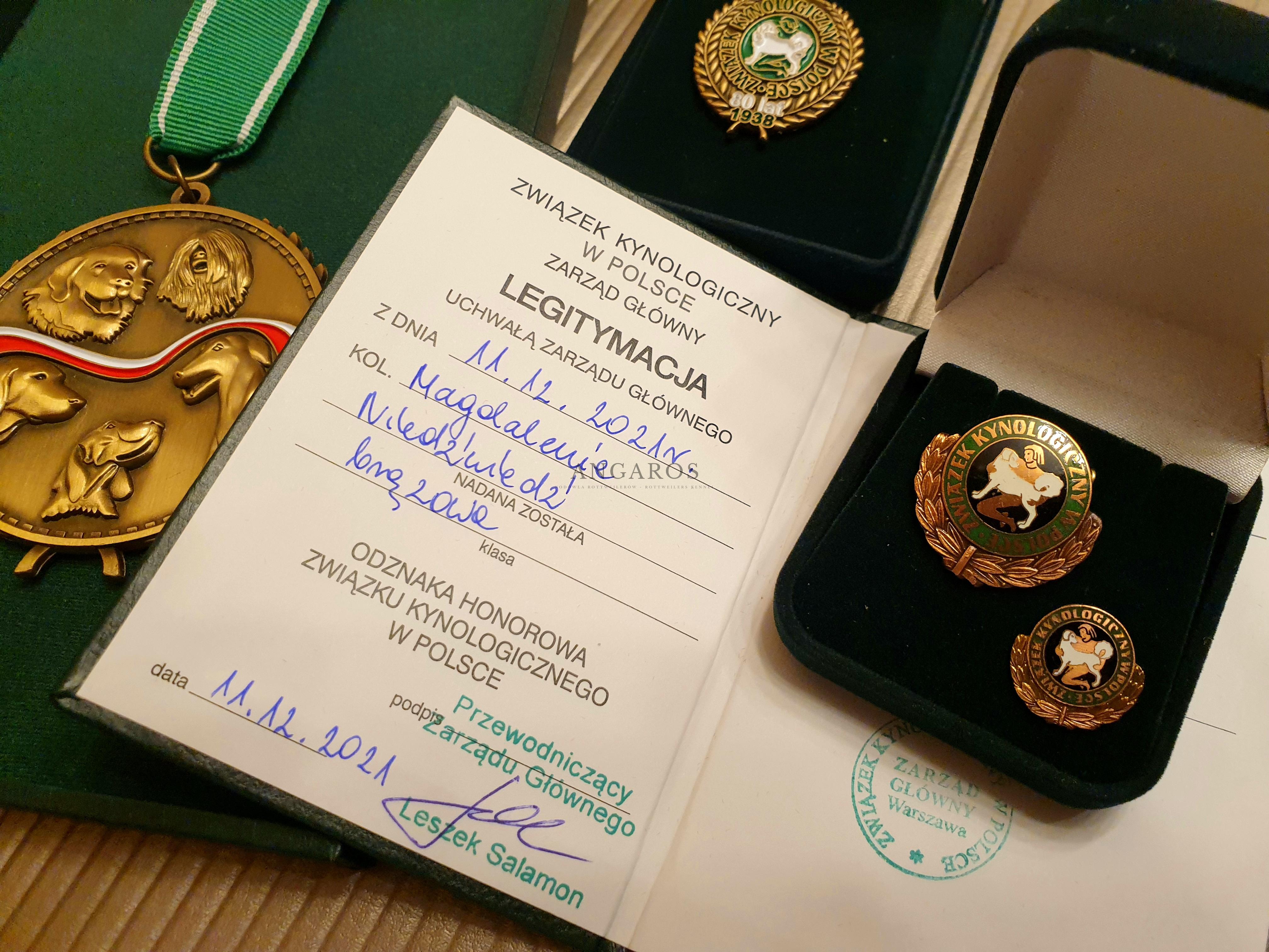 Brązowa Odznaka Honorowa Związku Kynologicznego w Polsce! Jeszcze to do mnie nie dotarło, ale tak! To wydarzyło się naprawdę! | Rottweiler - Hodowla Rottweilerów Angaros - Rottweilers - Rottweilery